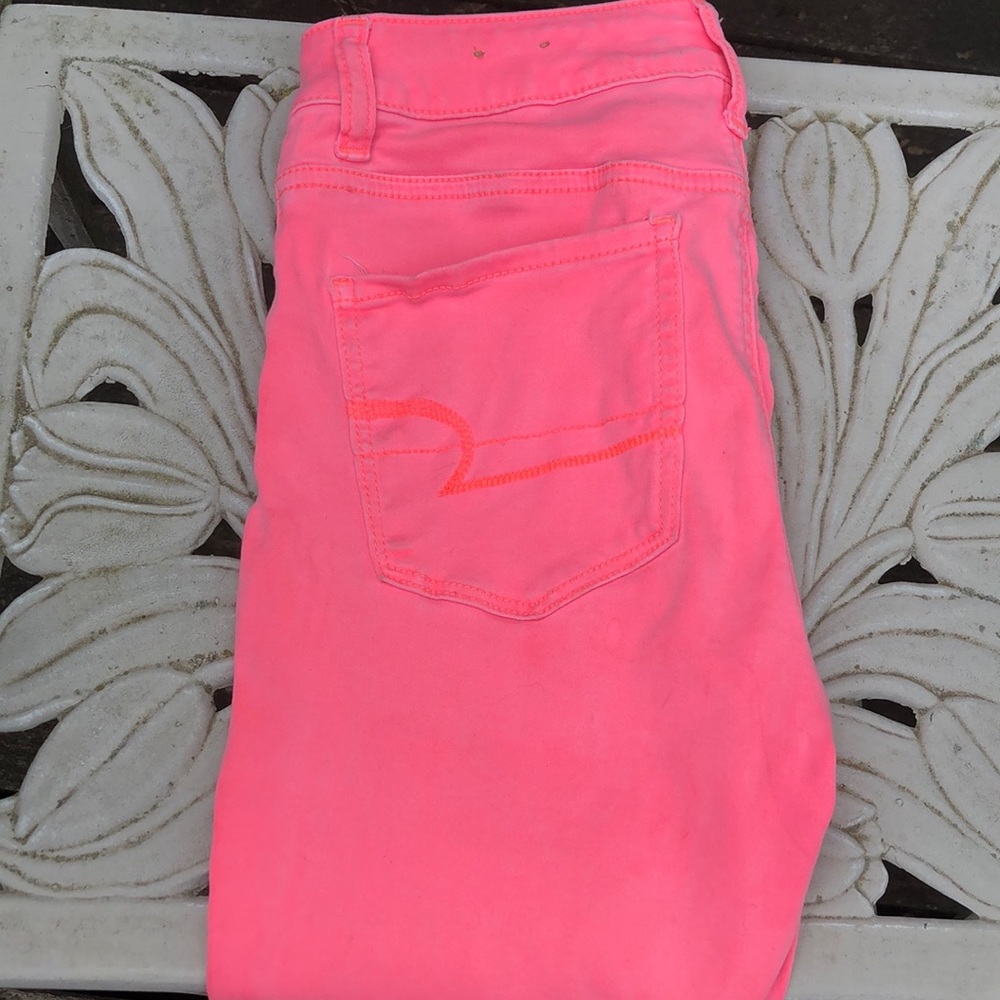 Cropped pink jeans
